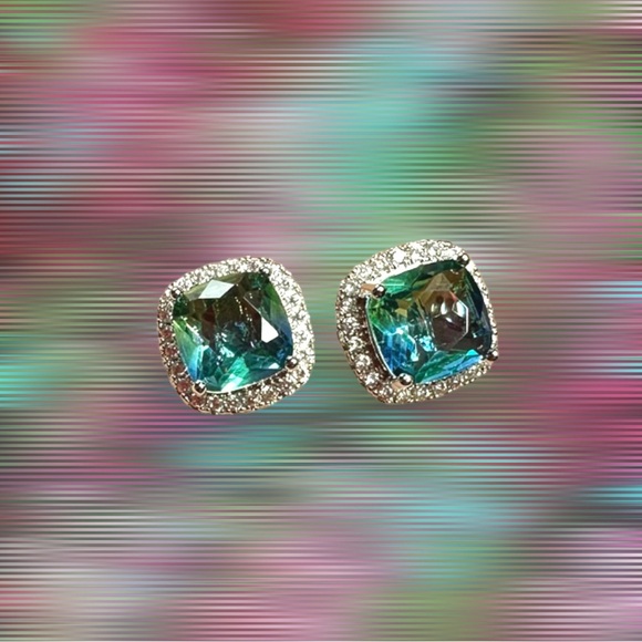 Silver and Green Gemstone
Square Stud Earring - Picture 15 of 16
